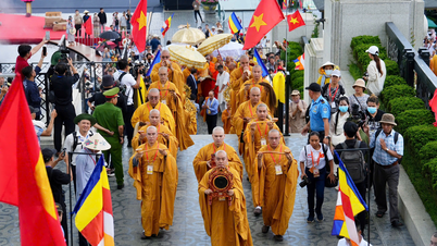 Transport des reliques du Bouddha Shakyamuni à la montagne Ba Den