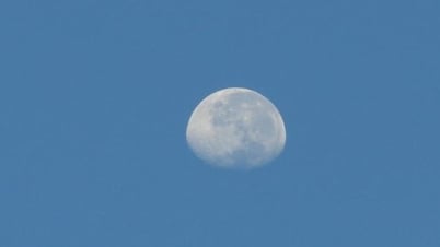 Entschlüsselung des Grundes, warum der Mond manchmal am Tageshimmel erscheint