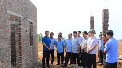 Trưởng Ban Tuyên giáo và Dân vận Tỉnh ủy Lê Đức Dục kiểm tra xóa nhà tạm, nhà dột nát tại huyện Nậm Nhùn