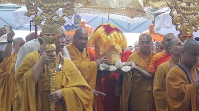 仏舎利を拝むために巴巴山に人々が集まった
