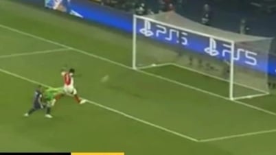 Ngôi sao Arsenal gây sốc khi bỏ lỡ cơ hội không tưởng trước gôn trống