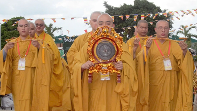តៃនិញៈ ពុទ្ធសាសនិក និង​ភ្ញៀវ​ទេសចរ​ជា​ច្រើន​បាន​ស្វាគមន៍​ព្រះ​សារីរិកធាតុ