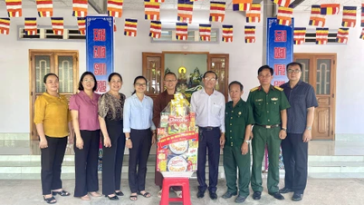 ស្រុក Duong Minh Chau៖ អញ្ជើញទៅសួរសុខទុក្ខ ពុទ្ធបរិស័ទ ក្នុងឱកាសបុណ្យចម្រើនព្រះជន្ម