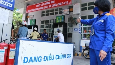 Giảm hơn 400 đồng, giá xăng RON95-III về gần ngưỡng 19.000 đồng mỗi lít