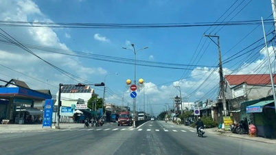 베삭 축제에 참석하는 사람들과 관광객들은 바덴 산에 가기 위해 어떤 길을 이용합니까?