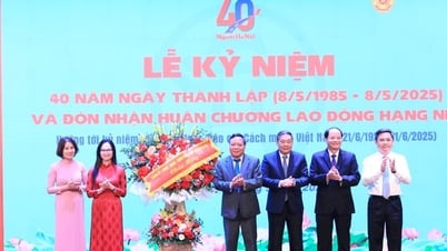 Tạp chí Người Hà Nội đón nhận Huân chương Lao động hạng Nhì