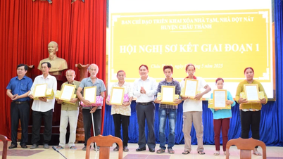 Chau Thanh résume la phase 1 du programme d'élimination des maisons temporaires et délabrées