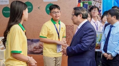 Học sinh sáng tạo xanh từ rơm vàng