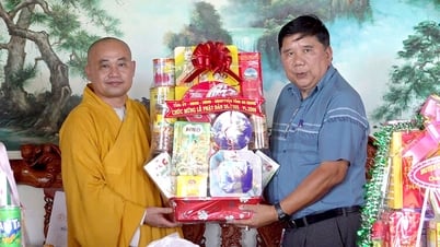 Phó Trưởng ban Tuyên giáo và Dân vận Tỉnh ủy chúc mừng Đại lễ Phật đản tại huyện An Phú
