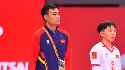 What did the coach of the Vietnamese women's futsal team say when he got a ticket to the quarterfinals one round early?