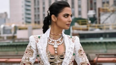 Con gái tỷ phú giàu nhất châu Á đeo trang sức 150 triệu USD dự Met Gala