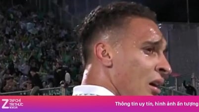 អាន់តូនី ស្រក់ទឹកភ្នែក។