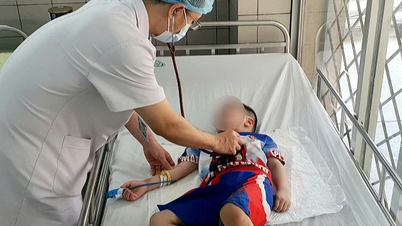 Bé trai 5 tuổi tím tái vì bị dải rút quần "thắt cổ"