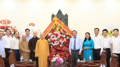 Phó Bí thư Thường trực Thành ủy Hà Nội Nguyễn Văn Phong chúc mừng Đại lễ Phật đản