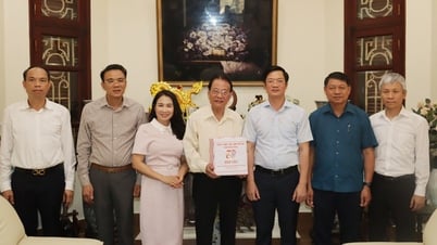 Chairman of the City People's Council visited and presented gifts to former leaders of the City People's Council on the occasion of the 70th Anniversary of Hai Phong City Liberation Day