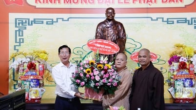 ថ្នាក់ដឹកនាំខេត្តចុះសួរសុខទុក្ខ និងអបអរសាទរបុណ្យចម្រើនព្រះជន្ម ពុទ្ធសករាជ ២០២៥