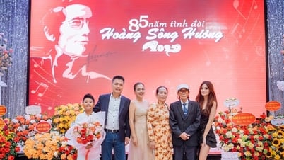 My Le ouvre une soirée musicale en l'honneur de son père, le musicien Hoang Song Huong