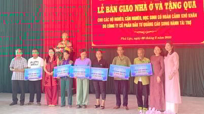 Bàn giao nhà và tặng quà cho các hộ nghèo, học sinh có hoàn cảnh khó khăn