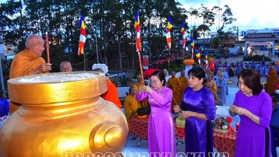គណៈកម្មាធិការប្រតិបត្តិនៃគណៈសង្ឃវៀតណាមខេត្ត Soc Trang បានទៅទស្សនាទីបញ្ចុះសពរបស់ទុក្ករបុគ្គលខេត្ត។