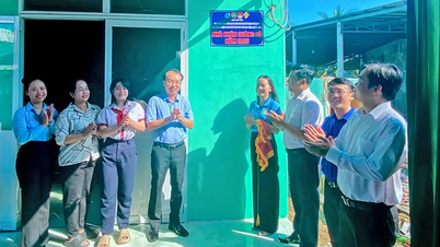 Handing over "Red Scarf" house to team members in difficult circumstances