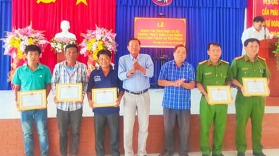 Xã Phú Hiệp khen thưởng đột xuất 6 cá nhân truy bắt nhanh đối tượng trộm xe mô tô