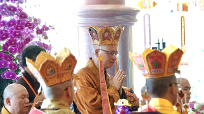 ウェーサーカ祭で3つの地域の仏教儀式に従って英雄と殉教者に祈る