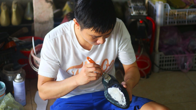 Nghề độc hút khách ở Hội An: Đóng giày "nóng"