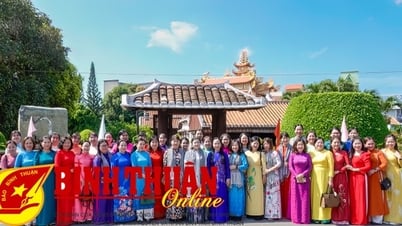 Đoàn công tác Trung ương Hội Liên hiệp Phụ nữ Việt Nam báo công viếng Bác