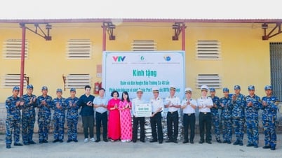 កងទ័ពជើងទឹកភូមិភាគទី៤ ទទួលបានជីចំនួន ៤០តោន ដើម្បីគាំទ្រកម្មវិធី “បៃតង Truong Sa”
