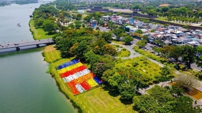 Das Wunder der riesigen Flagge am Ufer des Parfümflusses zur Feier von Buddhas Geburtstag