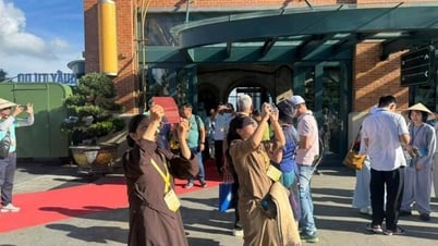 Mây ngũ sắc đôi xuất hiện sau lễ rước xá lợi Phật trên đỉnh núi Bà Đen - Báo và Đài Phát thanh Truyền hình Lạng Sơn