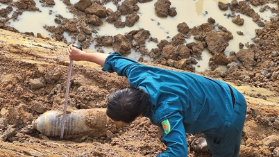 Phát hiện vật thể nghi bom dài gần 1 mét khi đào ao