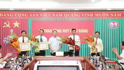 Lễ trao tặng Huy hiệu Đảng
