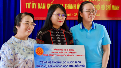 Đoàn công tác Ủy ban Kiểm tra Thành ủy TPHCM trao tặng nhiều phần quà ý nghĩa đến các em học sinh miền núi