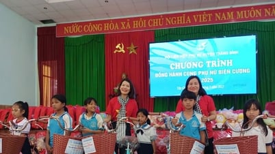 タンビン族の女性たちがアノン国境集落の人々や学生に贈り物を贈っている