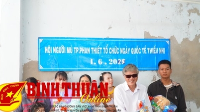 Trao quà cho trẻ em mù nhân dịp 1/6