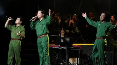 « Trio musical rouge » vêtu d'uniformes de soldats, chantant les louanges du pays