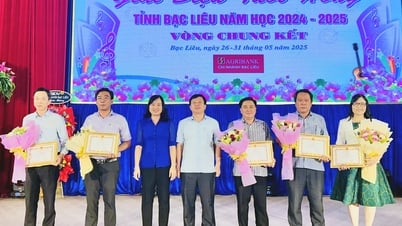 2025年「青春のメロディー」コンテスト閉会式：市教育訓練局。 Bac Lieu高校とGanh Hao高校がチーム全体で最優秀賞を受賞しました。