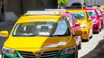 タクシー運転手は客に「過剰請求」することができず、客を道路の真ん中に蹴り出し、激しい怒りを引き起こした。