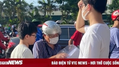 3.000 candidatos compiten por un lugar en el décimo grado en una de las escuelas especializadas más populares de Hanoi.