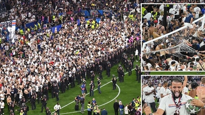Cảnh tượng chưa từng có khi CĐV PSG tràn xuống sân ăn mừng