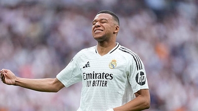 Kylian Mbappe chúc mừng PSG vô địch Champions League