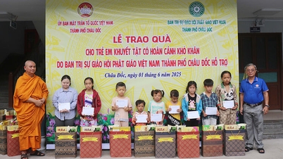 100 disabled children in Chau Doc city receive gifts on June 1st
