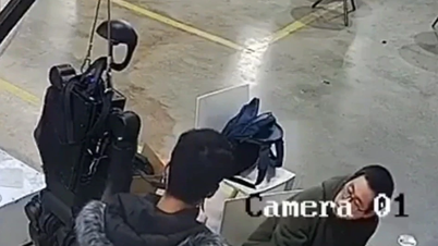 Der Moment, in dem ein humanoider Roboter die Kontrolle verlor und einen Menschen brutal angriff