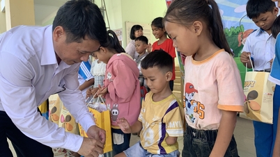 Thăm, tặng quà trẻ em nhân Ngày Quốc tế thiếu nhi 1/6