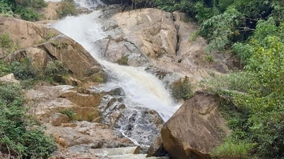 Der Dak Sing Wasserfall ist wild mitten im Dschungel
