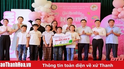 Trao quà cho các em nhỏ Làng trẻ em SOS Thanh Hóa 