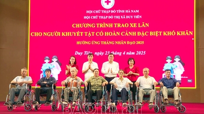 Thiết thực việc trao tặng xe lăn cho người khuyết tật