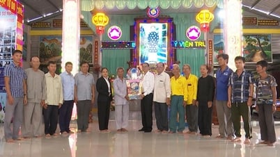 ប្រធានគណៈកម្មាធិការប្រជាជនស្រុក Chau Phu បានទៅសួរសុខទុក្ខ និងអបអរសាទរខួបលើកទី ៨៦ នៃការបង្កើតព្រះពុទ្ធសាសនា Hoa Hao