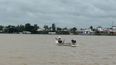 ទឹកទន្លេ Tien ប្រែពណ៌ក្រហមដោយដីល្បាប់ ប្រជាជនឆ្លៀតឱកាសចាប់ត្រី និងបង្គា